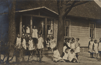 Naiskutsekooli I kl 1928 kooliõuel