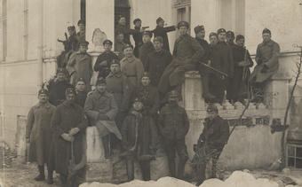 Mälestus Jaan Helmilt : Vabadussõjaaegse Sakala partisanide pataljoni võitlejad Raadi mõisa peahoone trepil
