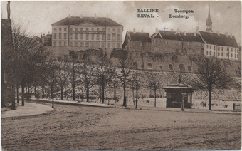 Tallinn : Toompea = Reval : Domberg 